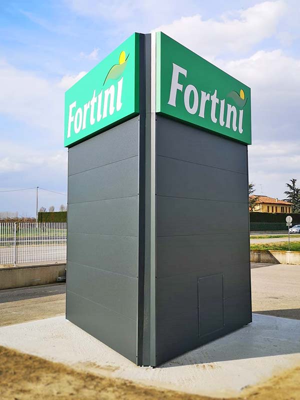 totem luminoso trifacciale fortini ortofrutticoli bologna