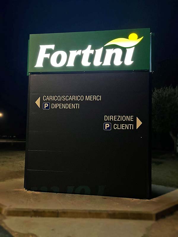 totem luminoso trifacciale fortini ortofrutticoli bologna