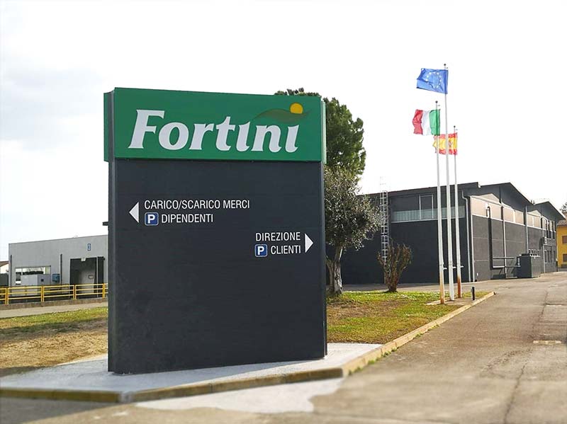 totem luminoso trifacciale fortini ortofrutticoli bologna