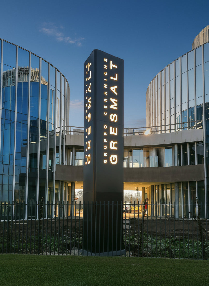 totem luminoso trifacciale gresmalt spa sassuolo