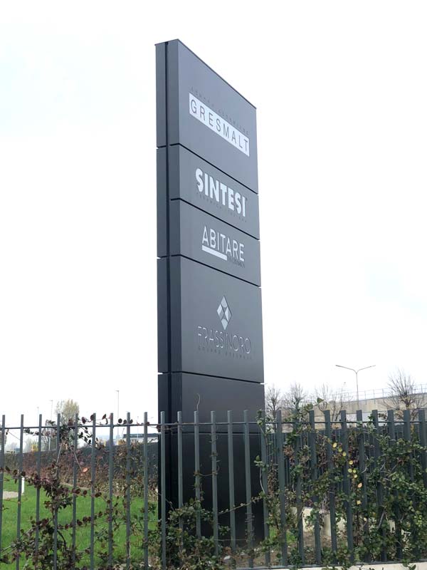 totem modulare luminoso gresmalt spa sassuolo