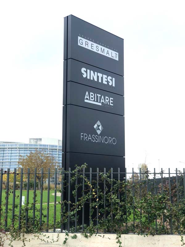 totem modulare luminoso gresmalt spa sassuolo
