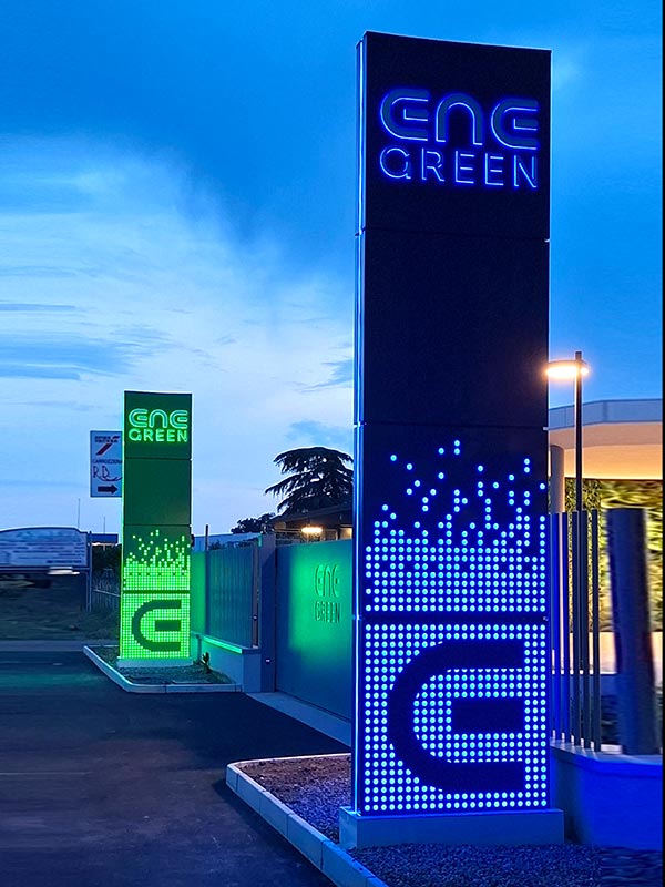Splendida vista al crepuscolo dei totem luminosi di Ene green spa a Codogno