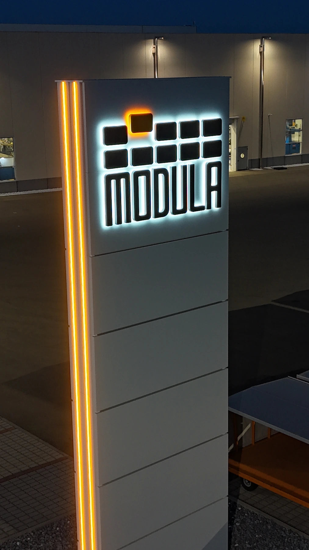 Totem monumentale luminoso: il nuovo landmark del quartier generale Modula