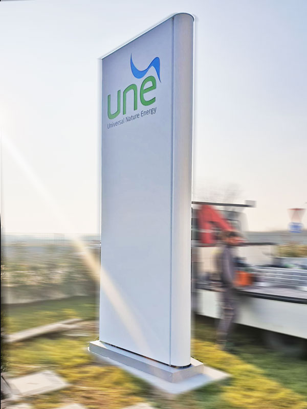 Une - Totem aziendale luminoso design