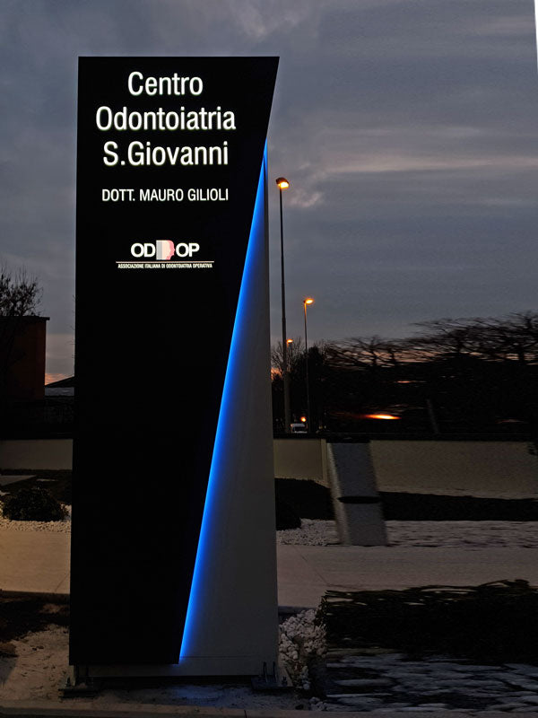 Studio Giglioli - Totem aziendale luminoso design