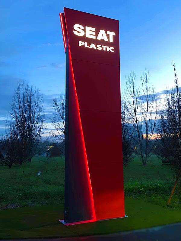 Seat Plastic - Totem aziendale luminoso