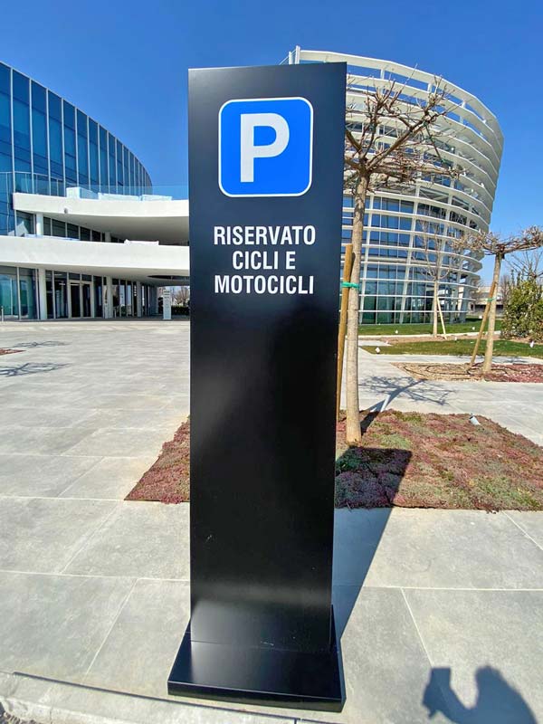 totem segnaletico gresmalt sassuolo