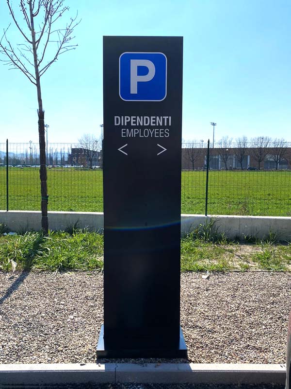 totem segnaletico gresmalt sassuolo