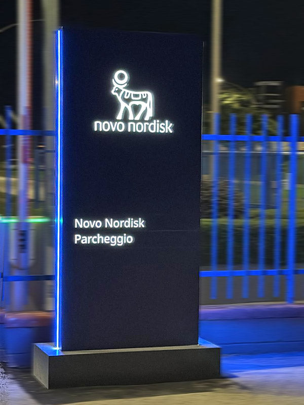 totem segnaletico luminoso con logo e indicazioni direzionali illuminati per Novo Nordisk Anagni