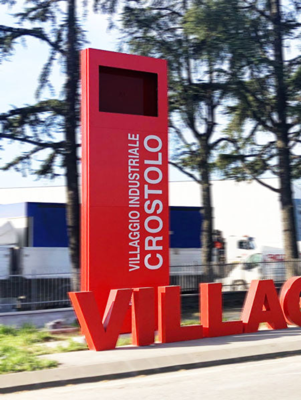 Totem ed insegna a lettere scatolate