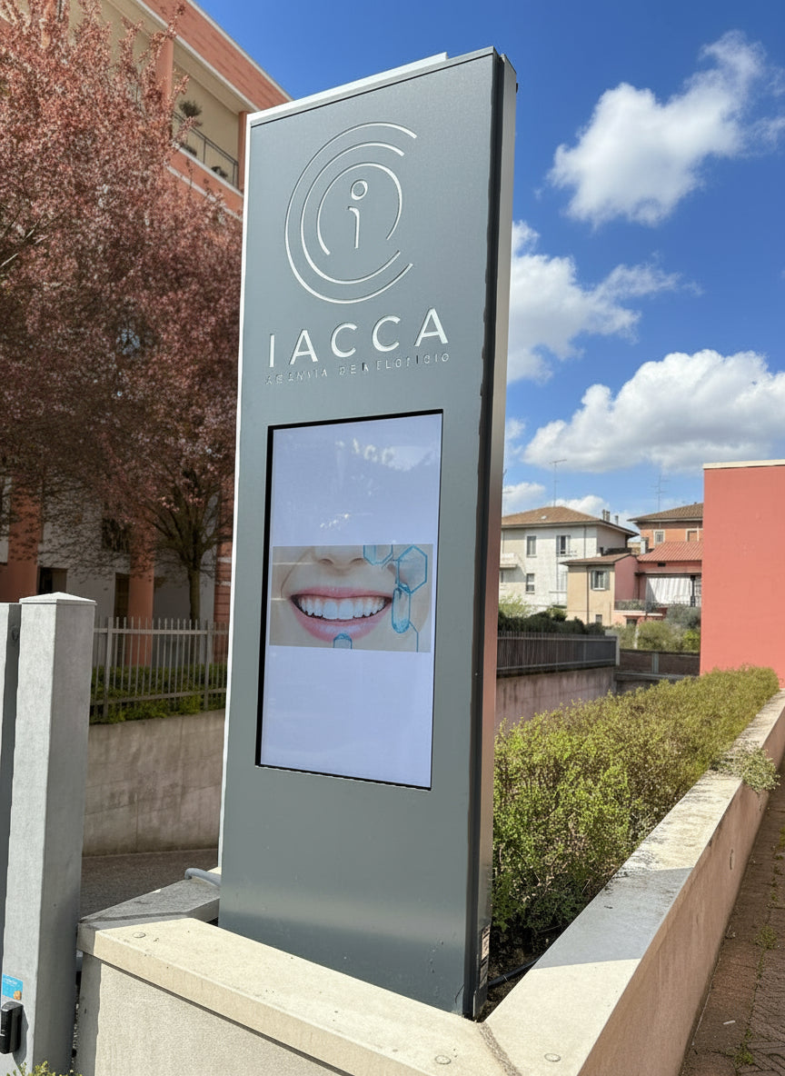 totem aziendale con monitor studio dentistico iacca piacenza