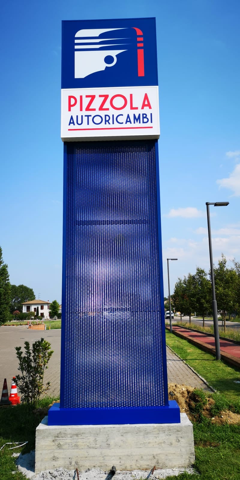 totem luminoso a led pizzola autoricambi fidenza bonetti