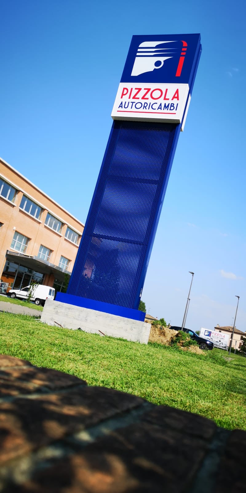 totem luminoso aziendale pizzola fidenza parma