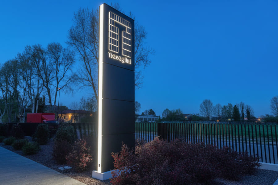 totem_luminoso_travaglini_spa_milano