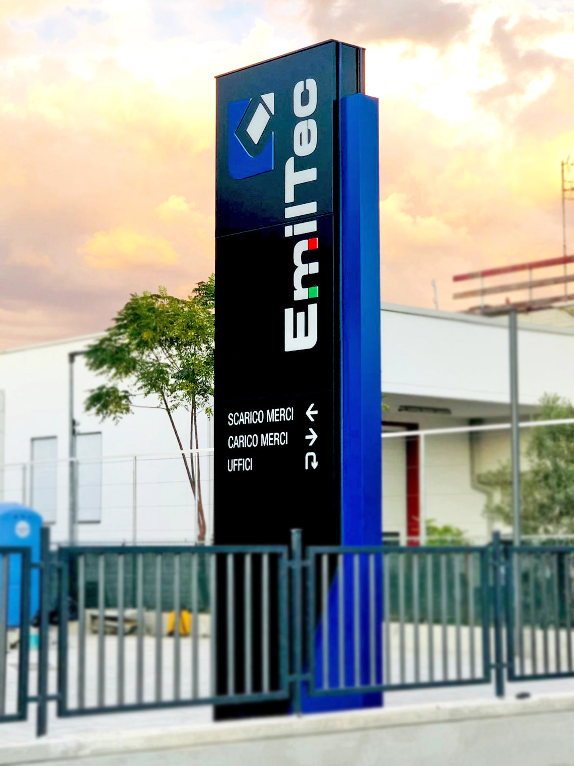 vista al tramonto di totem outdoor aziendale luminoso di colore nero e blu modello Kite a Reggio Emilia