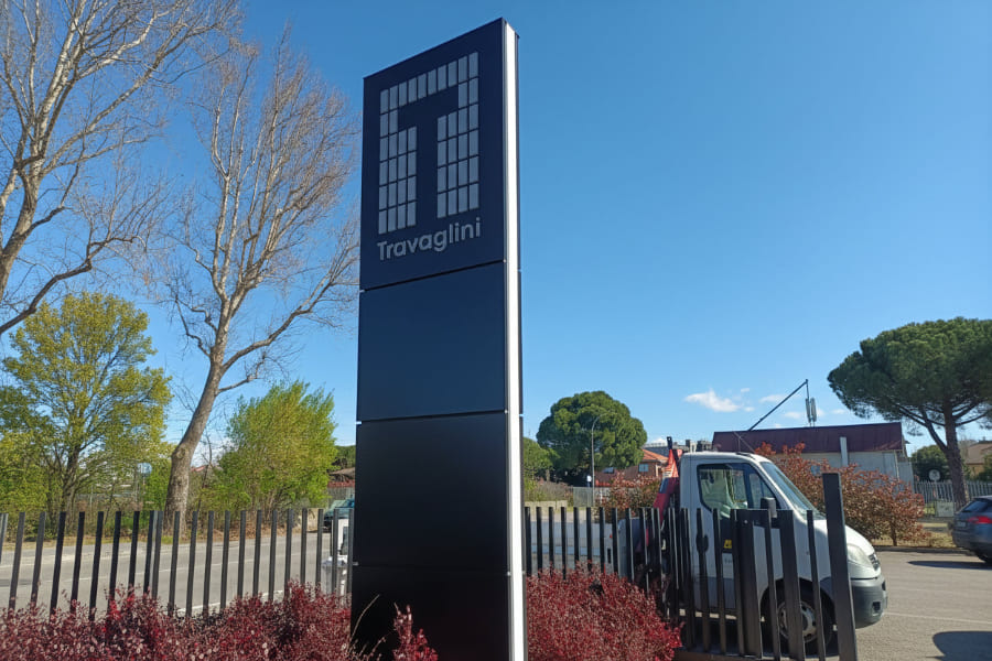 totem pubblicitario a led realizzato da bonetti per travaglini spa milano
