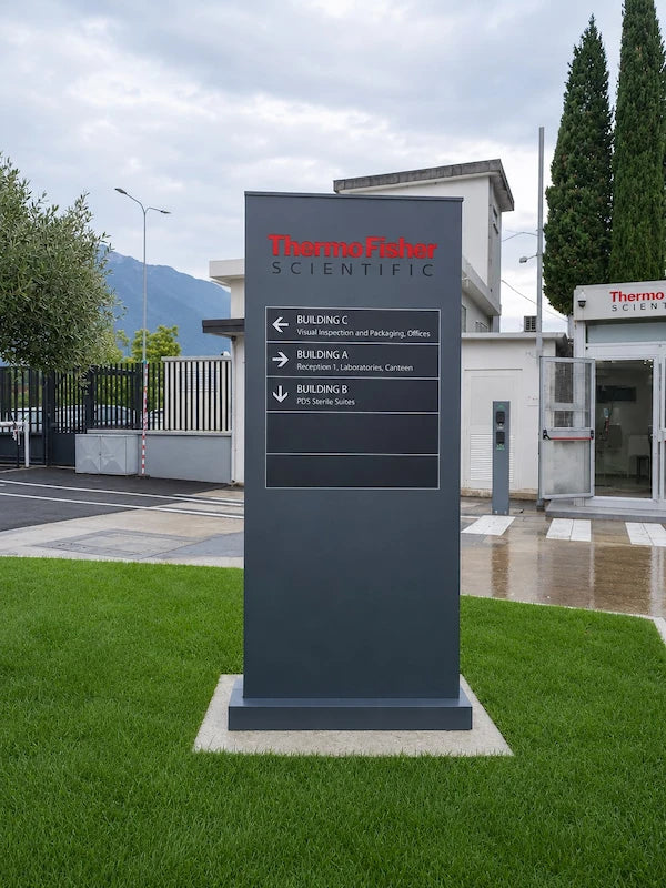 Totem direzionale luminoso per il campus aziendale internazionale Termofisher a Frosinone
