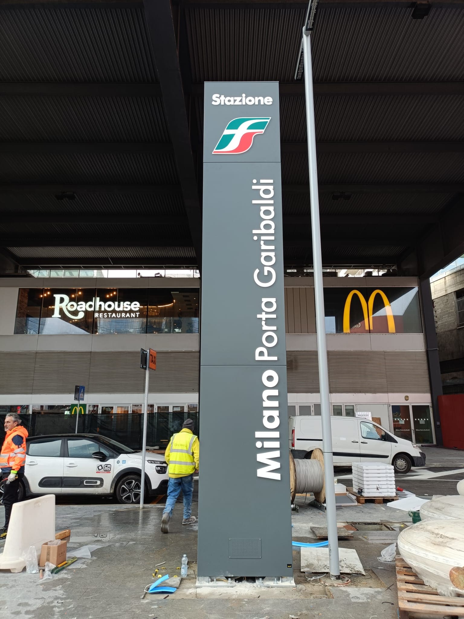 totem luminoso a led realizzato da bonetti per ferrovie dello stato stazione di milano