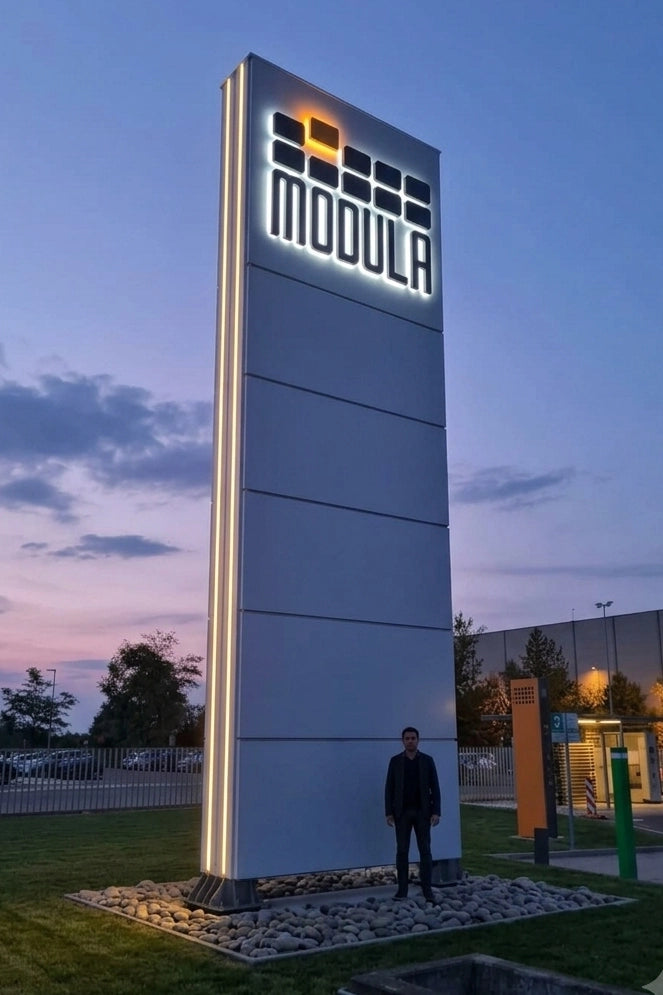 Totem monumentale luminoso: il nuovo landmark del quartier generale Modula
