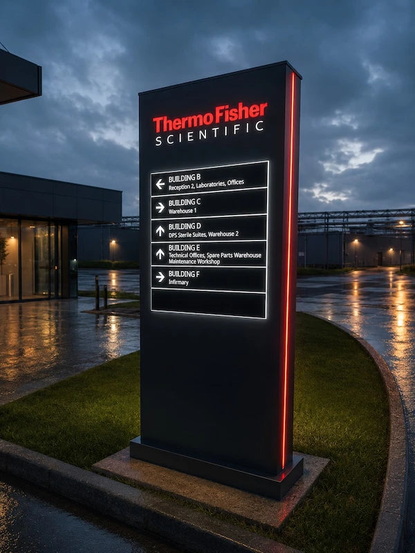 Totem direzionale luminoso per il campus aziendale internazionale Termofisher a Frosinone