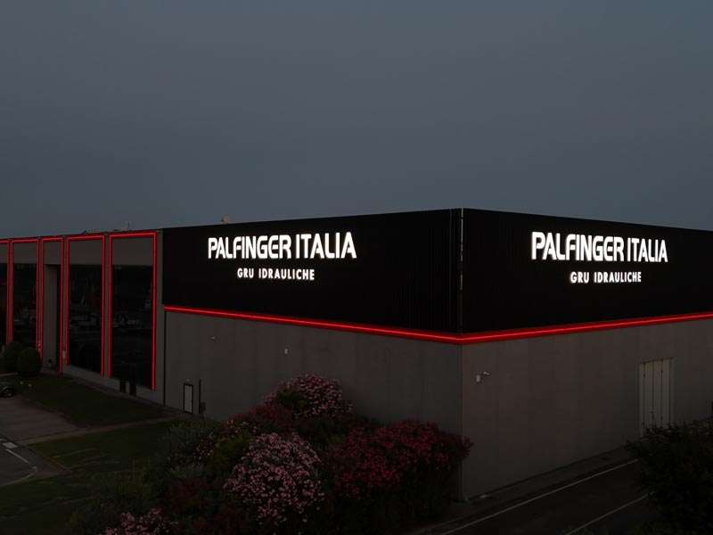 valorizzazione-sede-palfinger-ferrari-con-insegne-luminose-e-profilo-in-alluminio-a-led